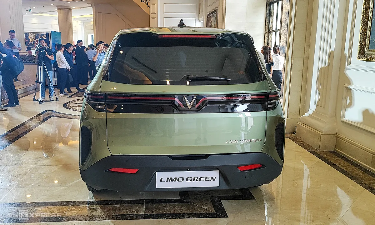 vinhxdcom_vinfast-limo-green-10-1