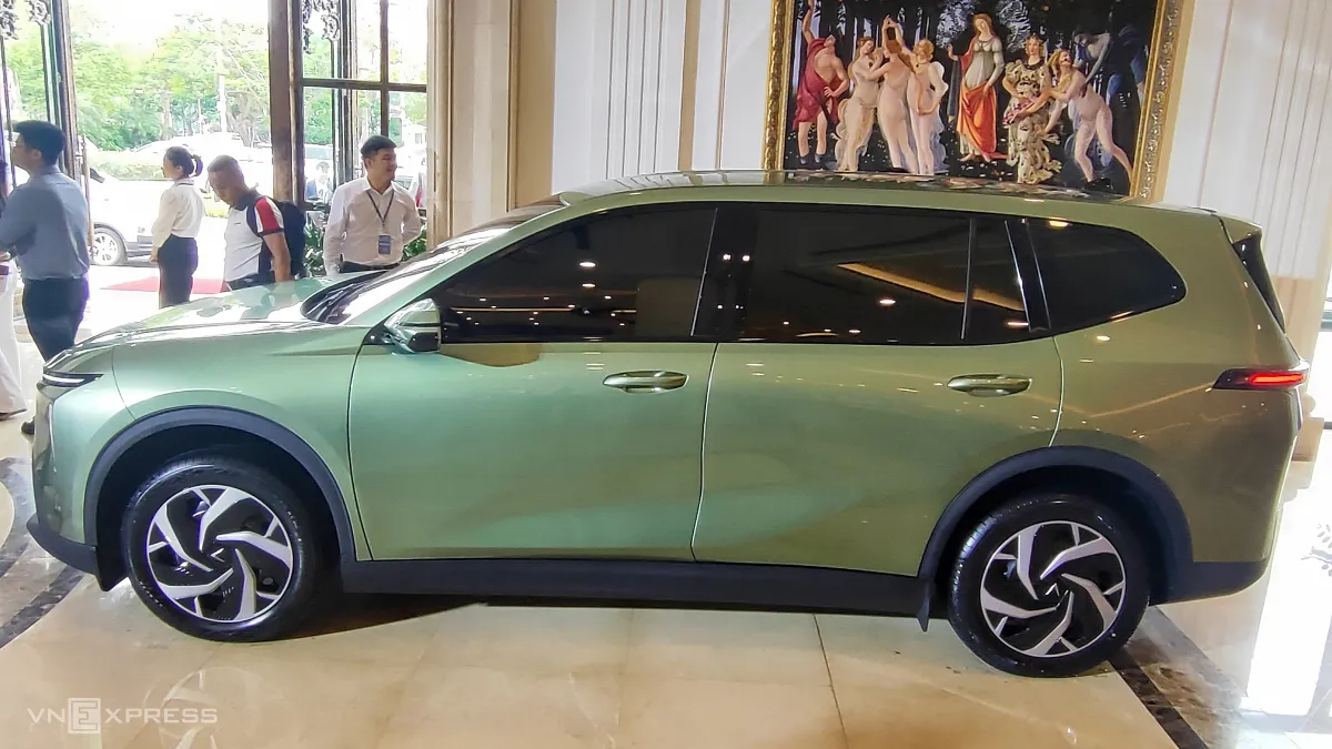 vinhxdcom_vinfast-limo-green-11-1