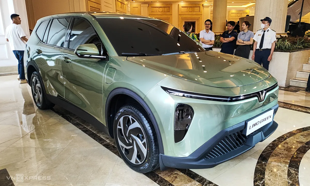 vinhxdcom_vinfast-limo-green-7-1