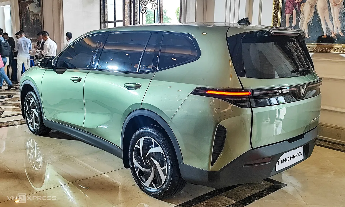 vinhxdcom_vinfast-limo-green-8-1